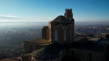 Tepenin tepesindeki görkemli eski katedral ve İspanya 'nın Katalonya kentindeki Lleida şehri tarafından sorgulandı. Yüksek kalite 4k drone görüntüsü