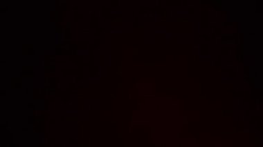 4K optik mercek patlaması, ışık sızıntıları, stüdyo ışıkları, flaş lambaları, film yanıkları, geçiş, karanlık arka planda atölye alevi.