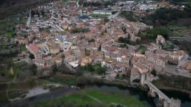 Şehir merkezi, köprüsü ve şehir merkezi olan Besalu şehri ve Katalonya, İspanya 'da sırtı dağlarla çevrili. Yüksek kalite 4k hava görüntüsü İHA görüntüsü