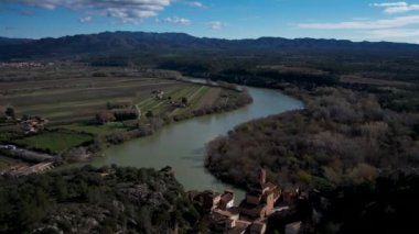 Ebro nehri 4K hava aracı görüntüsü. Yüksek kalite 4k görüntü