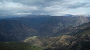 Andorra 'daki Pirene Dağları 4K insansız hava aracı görüntüleri. Yüksek kalite 4k görüntü