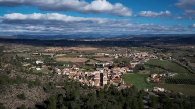 Arkasında büyük bir manzara olan Katalonya Miravet kasabası. Yüksek kalite 4k hava görüntüsü İHA görüntüsü