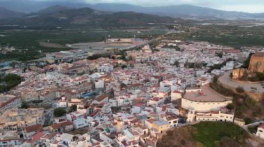 Arkadaki Sierra Nevada ile yukarıdan Salobrena köyü. Yüksek kalite 4k hava görüntüsü İHA görüntüsü