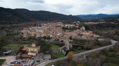 Şehir merkezi, köprüsü ve şehir merkezi olan Besalu şehri ve Katalonya, İspanya 'da sırtı dağlarla çevrili. Yüksek kalite 4k hava görüntüsü İHA görüntüsü