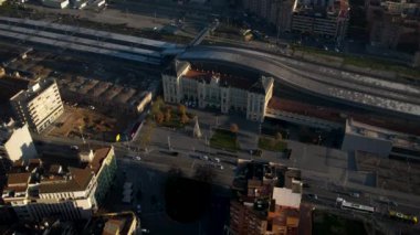 Çarpıcı bir hava perspektifi, canlı bir şehirde kentsel binaları, yolları ve yemyeşil alanları güzel bir şekilde yakalıyor.