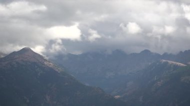 Andorra 'daki dağ sıralarında geniş panoramik manzara. Yüksek kalite 4k görüntü
