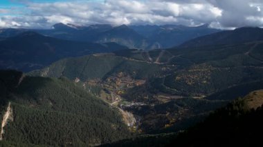 Sonbaharda Andorra Pireneleri 'nde bir yerlerde dağlar. Yüksek kalite 4k drone görüntüsü