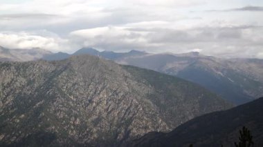 Andorra 'daki dağ sıralarında geniş panoramik manzara. Yüksek kalite 4k görüntü