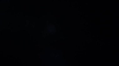4K optik mercek patlaması, ışık sızıntıları, stüdyo ışıkları, flaş lambaları, film yanıkları, geçiş, karanlık arka planda atölye alevi.