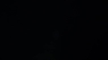 4K optik mercek patlaması, ışık sızıntıları, stüdyo ışıkları, flaş lambaları, film yanıkları, geçiş, karanlık arka planda atölye alevi.