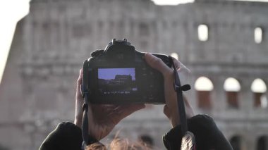 Roma, İtalya 'da gün batımında Roma Stadyumu' nda fotoğraf çeken bir kadın. Yüksek kaliteli ağır çekim FullHD görüntüler