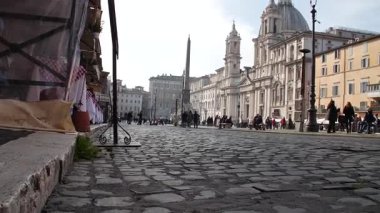 Roma şehir merkezindeki Piazza Navona 'daki insanlar. Yüksek kaliteli FullHD yavaş çekim görüntüleri