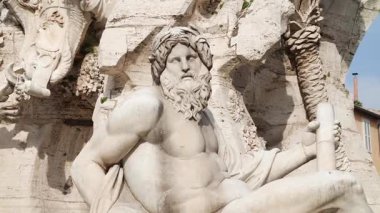 Piazza Navona çeşmesinde Roma heykeli. Yüksek kaliteli FullHD yavaş çekim görüntüleri