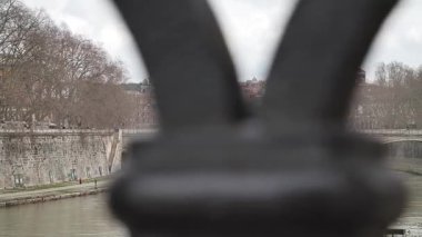 Roma şehir merkezi ve Tiber nehri. Yüksek kaliteli FullHD yavaş çekim görüntüleri