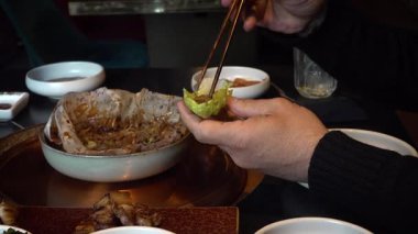 Kore usulü mangal partisi hazırlayan bir adam. Yüksek kalite 4k görüntü