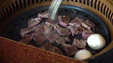 Aşçı Kore barbeküsünde buluşacak. Yüksek kalite 4k görüntü