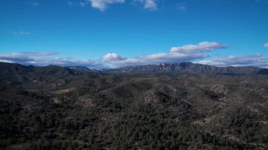 İspanya 'daki dağlar 4K insansız hava aracı görüntüleri. Yüksek kalite 4k görüntü