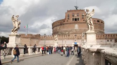 Roma sokaklarında, Sant Angelo kalesi arkada. Yüksek kaliteli FullHD yavaş çekim görüntüleri