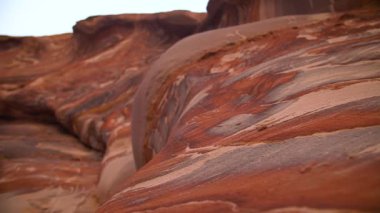 Petra, Ürdün 'deki renkli kırmızı kaya. Yüksek kaliteli FullHD yavaş çekim görüntüleri