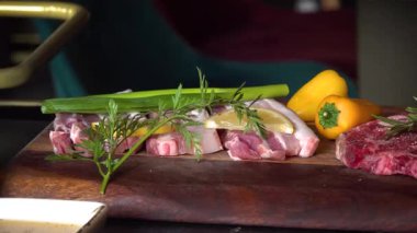 Kore barbeküsünde pişirilmeye hazır sebzeler ve tanışma. Yüksek kalite 4k görüntü