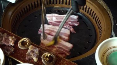 Kore barbeküsünde domuz eti pişiren şef. Yüksek kalite 4k görüntü