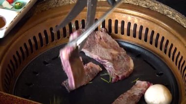 Aşçı Kore barbeküsünde buluşacak. Yüksek kalite 4k görüntü