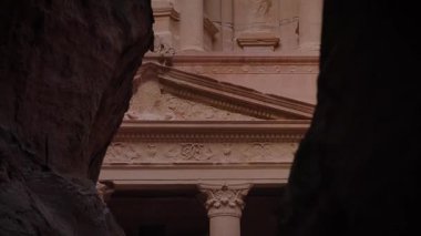 Petra, Ürdün 'deki kanyonun hazinesi. Yüksek kaliteli FullHD yavaş çekim görüntüleri.