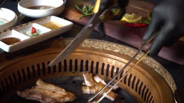 Aşçı Kore barbeküsünde buluşacak. Yüksek kalite 4k görüntü