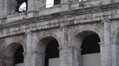 Roma kolezyumu ağır çekimde, İtalya 'nın dışından kemerlerle çevrili. Yüksek kaliteli FullHD görüntüler