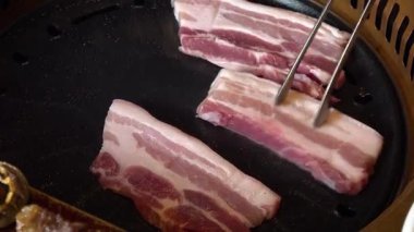 Kore barbeküsünde domuz eti pişiren şef. Yüksek kalite 4k görüntü