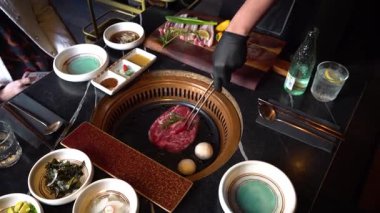 Aşçı Kore barbeküsünde buluşacak. Yüksek kalite 4k görüntü