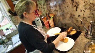 Ev hanımı evinde kızarmış tavuk pişiriyor. Yüksek kalite 4k görüntü