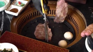 Aşçı Kore barbeküsünde buluşacak. Yüksek kalite 4k görüntü