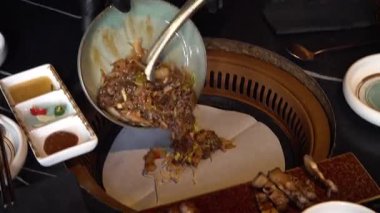 Şef Kore barbeküsünde baharatlı yemek ve sebze pişiriyor. Yüksek kalite 4k görüntü