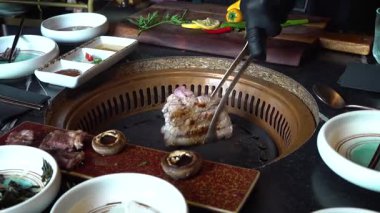 Aşçı Kore barbeküsünde buluşacak. Yüksek kalite 4k görüntü