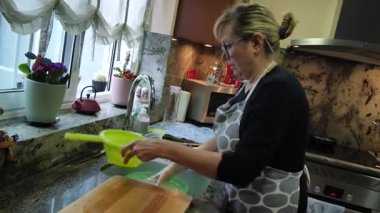 Ev hanımı mutfağında marul yıkıyor. Yüksek kalite 4k görüntü