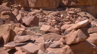 Wadi Rum Çölü 'ndeki Lawrence House' da taş yığınları, Jordan. Yüksek kaliteli FullHD yavaş çekim görüntüleri