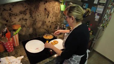 Ev hanımı evinde kızarmış tavuk pişiriyor. Yüksek kalite 4k görüntü