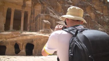 Ürdün, Little Petra 'da antik Ürdün kalıntılarını fotoğraflayan bir turist. Yüksek kaliteli FullHD görüntüler