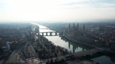 Zaragoza Katedrali Pilar hava manzaralı nehir ve şehir üzerinde. Yüksek kalite 4k görüntü