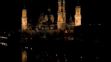 Pilar hava gece görüşünden Zaragoza Katedrali. Yüksek kalite 4k görüntü