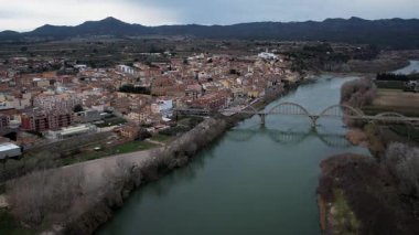 İspanya Katalonya 'da köy, nehir ve köprü ile Mora de Ebro hava manzarası. Yüksek kalite 4k görüntü