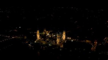 Pilar hava gece görüşünden Zaragoza Katedrali. Yüksek kalite 4k görüntü