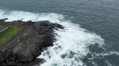 Mera Bay, Coruna 'da kayalık sahil insansız hava aracı görüntüsü. Yüksek kalite 4k görüntü