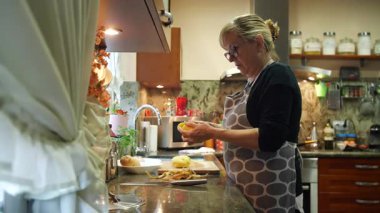  Ev hanımı evlerinin mutfağında patates soyup kesiyor. Yüksek kalite 4k görüntü