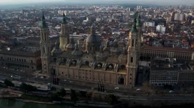 Zaragoza Katedrali Pilar hava manzaralı nehir ve şehir üzerinde. Yüksek kalite 4k görüntü
