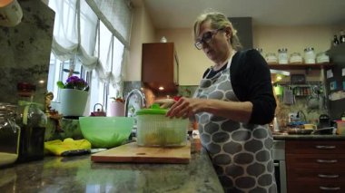 Ev hanımı mutfağında marul yıkıyor. Yüksek kalite 4k görüntü