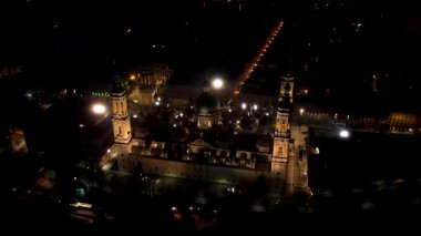 Pilar hava gece görüşünden Zaragoza Katedrali. Yüksek kalite 4k görüntü