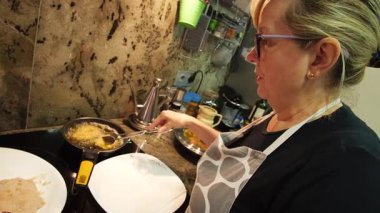 Ev hanımı evinde kızarmış tavuk pişiriyor. Yüksek kalite 4k görüntü