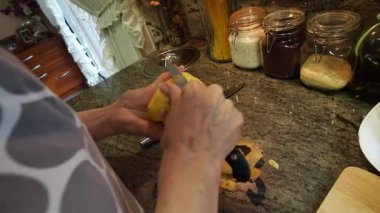  Ev hanımı evlerinin mutfağında patates soyup kesiyor. Yüksek kalite 4k görüntü